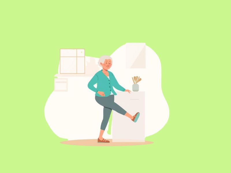 流し台につかまりかかと上げをする女性、シニアの膝ケア