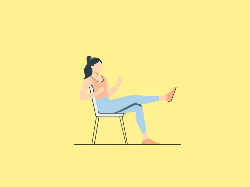 椅子で片脚を伸ばし10秒キープする様子