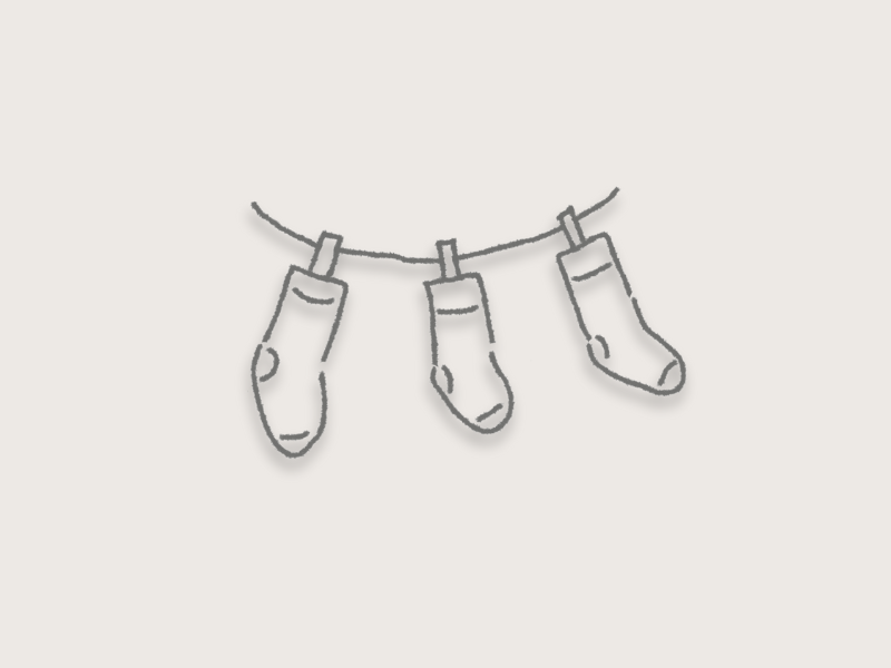 毎日使う靴下を乾かしている様子|冷え取り靴下の準備をイメージするカット