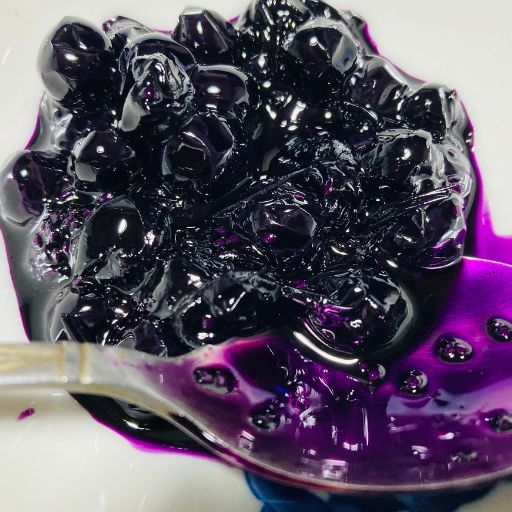 ヨーグルトに添えたハックルベリージャム

