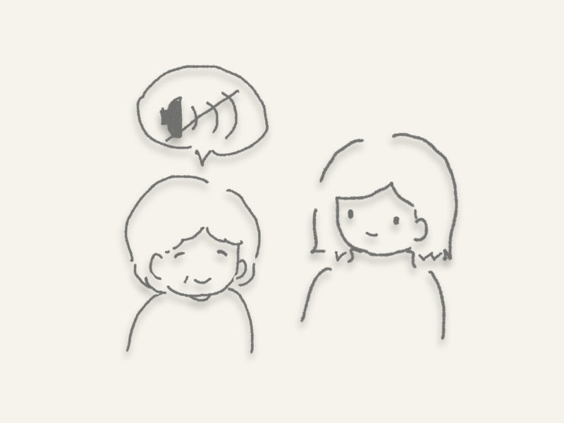 海外からの詐欺電話をブロックした後、静かな連絡環境で安心して過ごす家族のイラスト