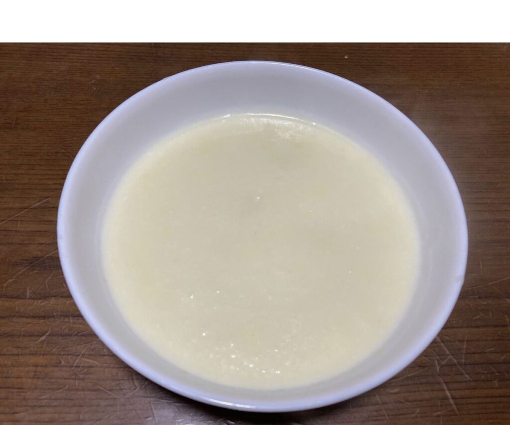 体調が弱い日に作った、やさしい味の手作りかぶスープ。白くなめらかなスープを器に盛った写真。