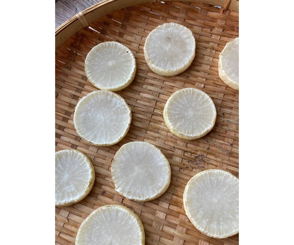 竹ざるに輪切りにした大根を間隔をあけて並べている写真