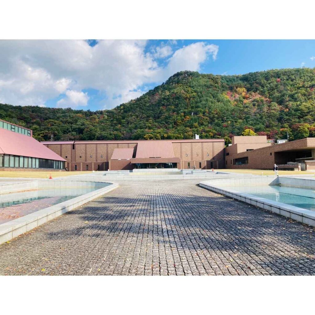 福島県立美術館と福島県立図書館の写真