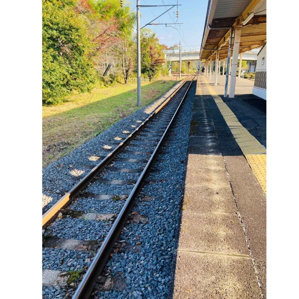 丸森駅のホームの写真