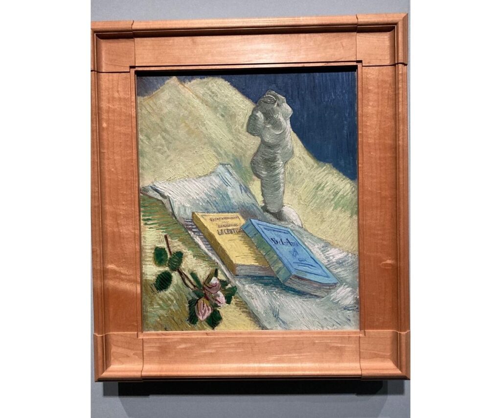  大ゴッホ展で展示されていた本と小さな像を描いた作品。青い本と白い像が印象的に描かれている
