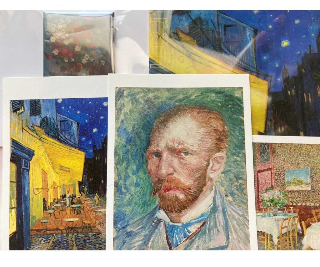  大ゴッホ展で購入したポストカードやグッズ。夜のカフェテラスやゴッホの肖像が並んでいる

