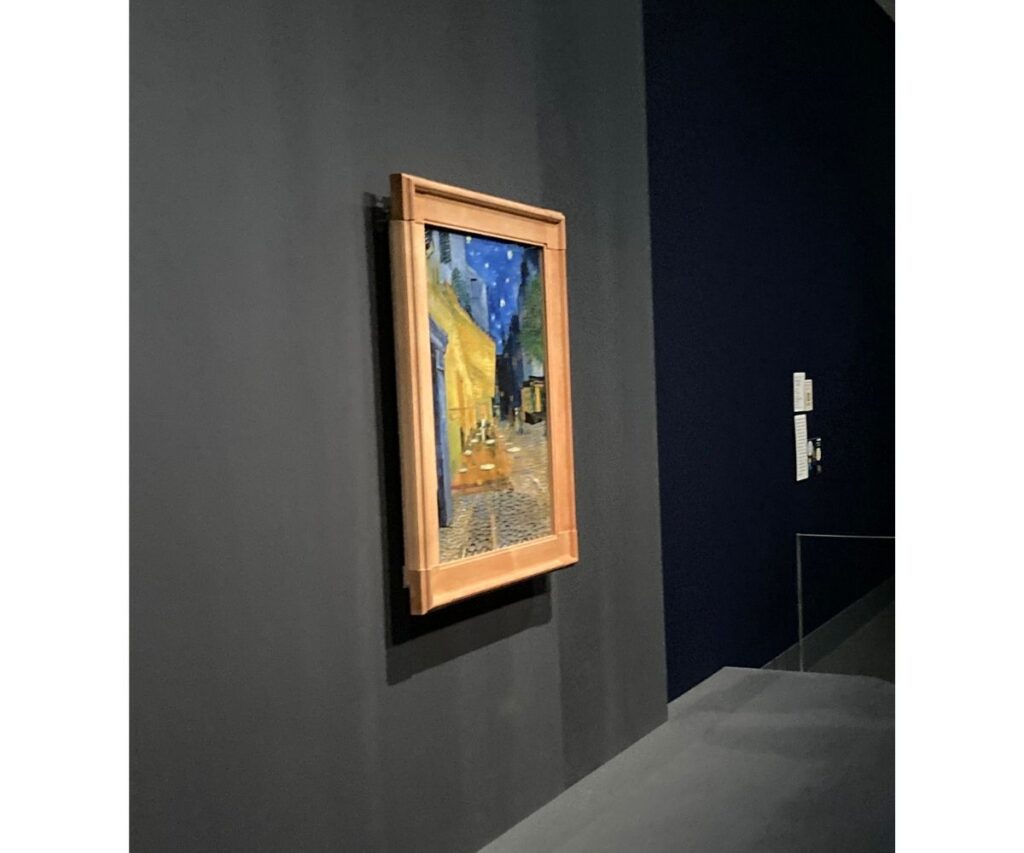 会場内に展示された「夜のカフェテラス」のようす。暗い壁面に作品が飾られている
