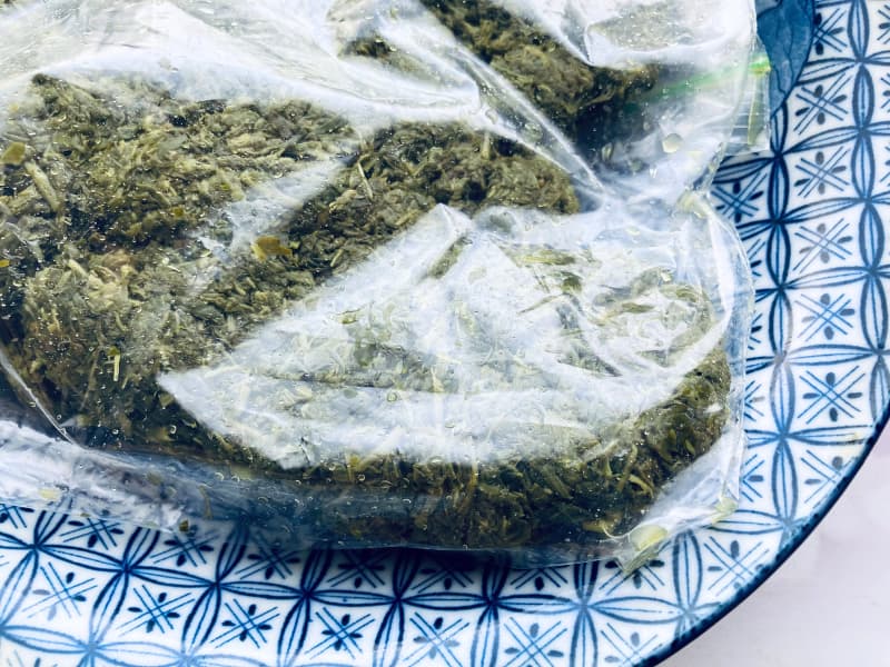  冷凍保存しようとフリーザーパックに入れたよもぎ
