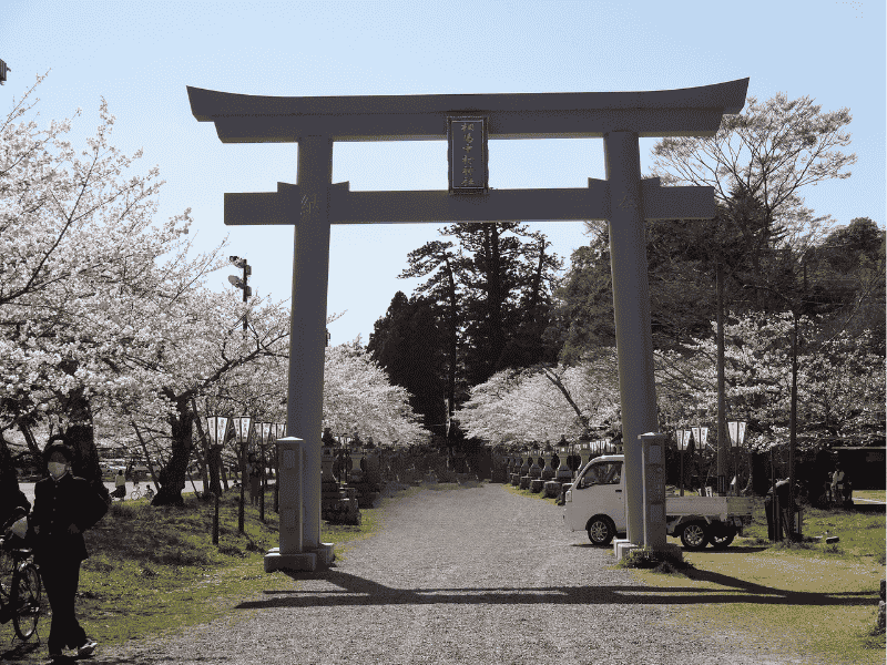 馬陵公園の鳥居と桜の風景
