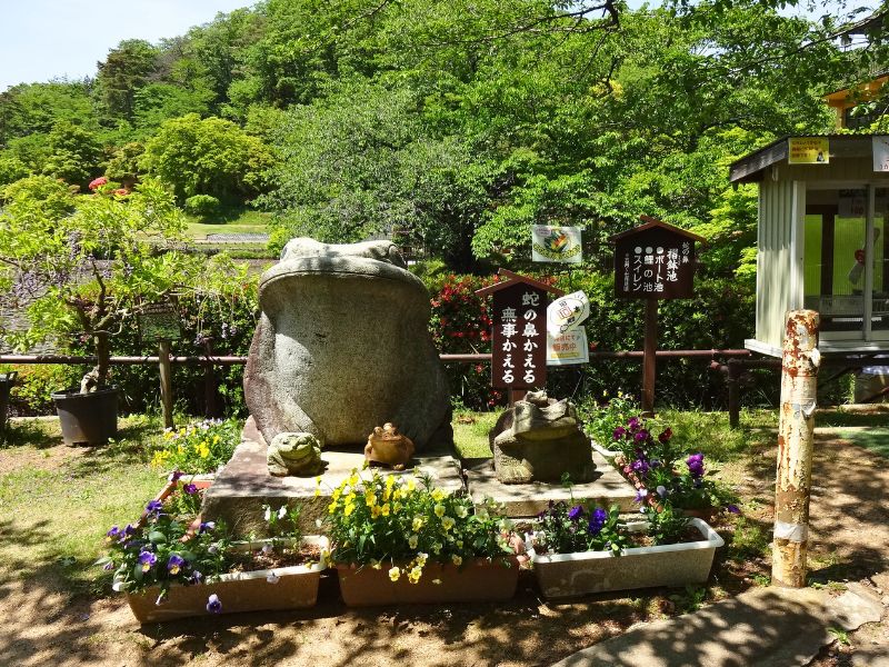 蛇の鼻の池のそばにある石碑と花壇