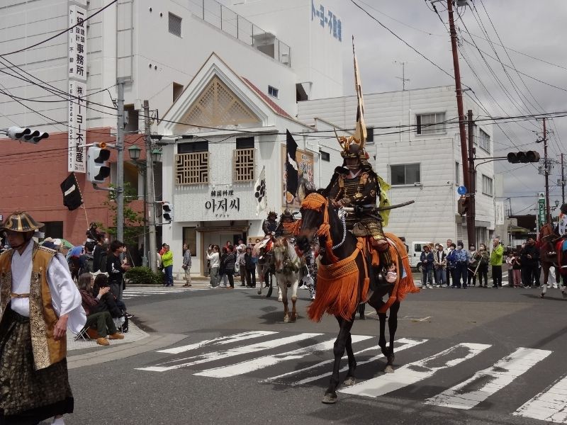 相馬駅前の道路を進む相馬野馬追の騎馬武者
