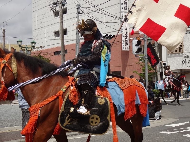 相馬野馬追の騎馬武者を近くから撮影した様子