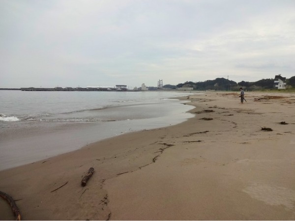 海水浴シーズン終了後の原釜尾浜海水浴場の砂浜