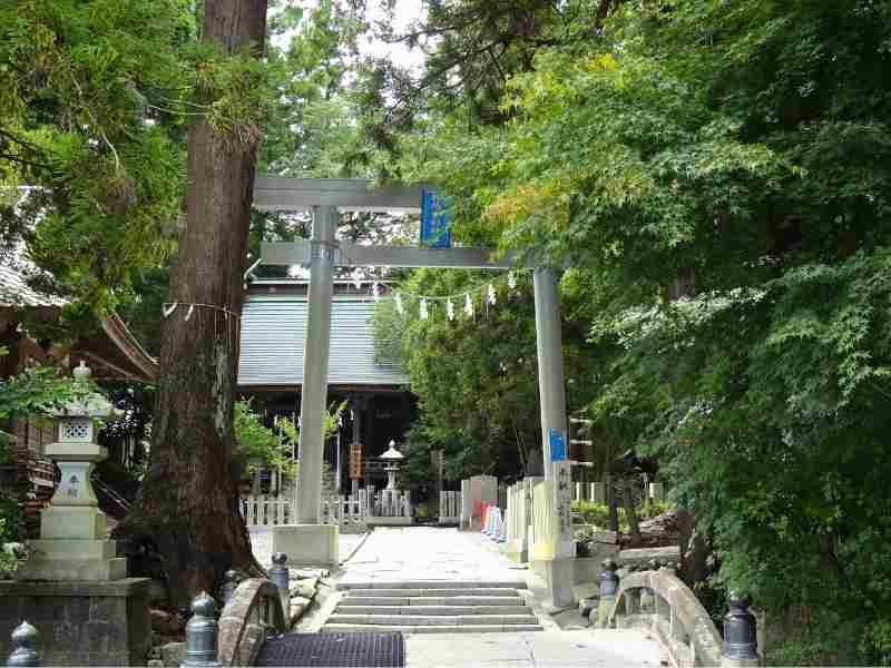 福島県相馬市の中村神社、白露前の緑に囲まれた境内